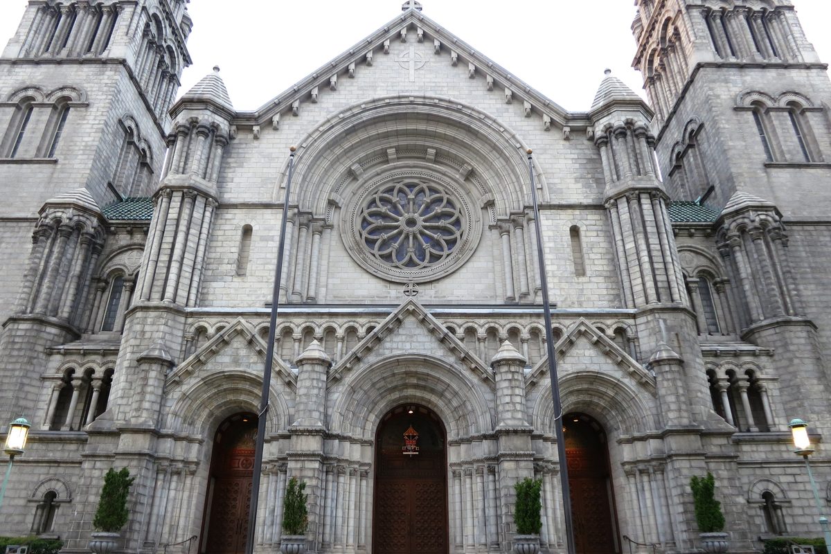 The front of the Cathedral Basilica of Saint Louis, with its two towers and rose window.